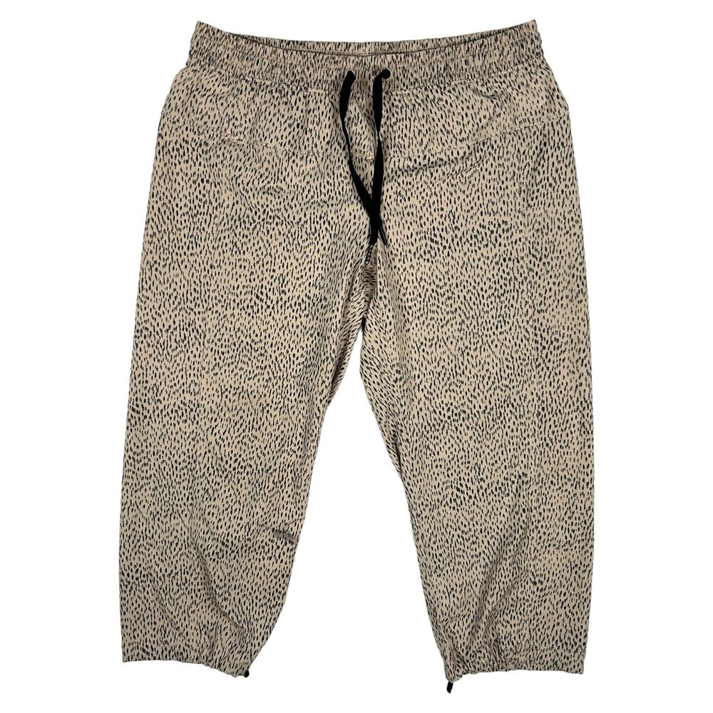 Lululemon Size 6 Step Lively Crop Dottie Dash Grain Tan Black Swift *TINY FLAW